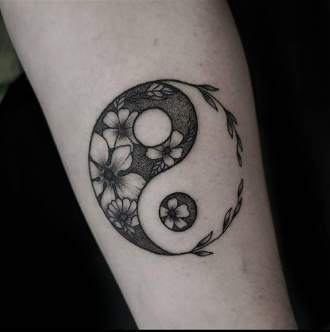 Cute Ying Yang Tattoo, Ying Yang Tattoo Unique, Sun And Moon Ying Yang Tattoo, Flower Ying Yang Tattoo, Sun And Moon Flower Tattoo, Ying Yang Tattoo For Women, Yin Yang Tattoo Unique, Unique Ying Yang Tattoo, Jing Y Jang