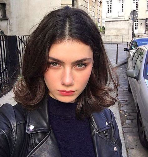 Medium Hairdos, Cute Hairstyles For Short Hair, Girl Short Hair, Grunge Hair, Black Leather Jacket, Hair Dos, Short Hairstyles, Anastasia Beverly Hills, Girl Face