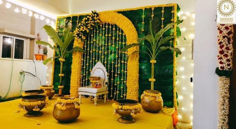 Voni Function Decoration Simple, Latest Haldi Decoration Ideas, Nalugu Decoration Ideas, Mangal Snanam Decoration, Munja Ceremony, Mangala Snanam Decoration, Pellikuthuru Decoration, Indian Baby Shower Decorations, Leaf Decor Wedding