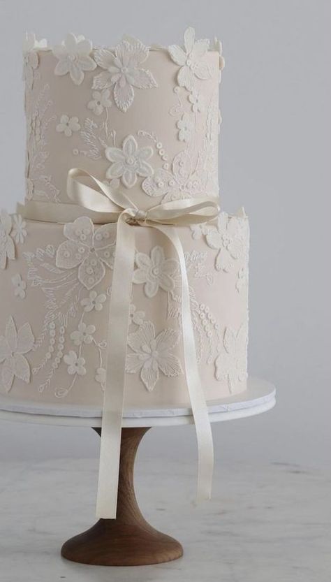 Embracing Nostalgia: The Charm of Wedding Cakes Vintage 2024 Fabulous Wedding Cakes, Wedding Cake Unique Creative, Fondant Wedding Cakes Elegant, Lace Wedding Cake Vintage, 2025 Wedding Cake Trends, Wedding Cake 3 Tier Elegant, Simple Fondant Wedding Cake, Wedding Cakes 2024, 2024 Wedding Cake Trends