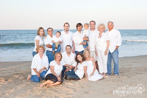 The all white, jeans, and barefoot is classic and timeless clothing coordianting...if you are not color savvy, you can't go wrong with this...unless the session is in snow, of course! LOL Family Beach Photo Outfits, Beach Photo Outfits, Extended Family Photography, Summer Family Pictures, Sandbridge Beach, Summer Family Photos, Family Beach Pictures, Beach Picture, Photo Summer