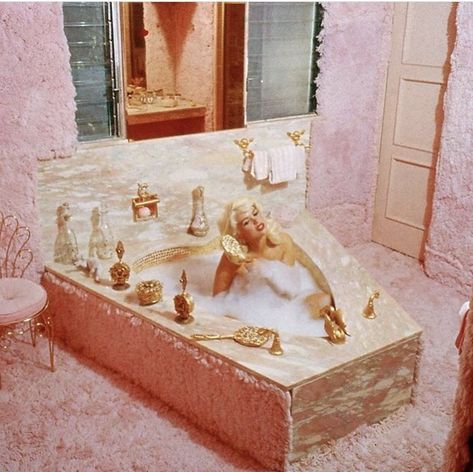 Hollywood Glam Bathroom, Palace Bathroom, Small Powder Bathroom Ideas, Powder Bathroom Ideas, Old Hollywood Decor, Pink Apartment, Glam Bathroom, Glam Aesthetic, Aesthetic Apartment