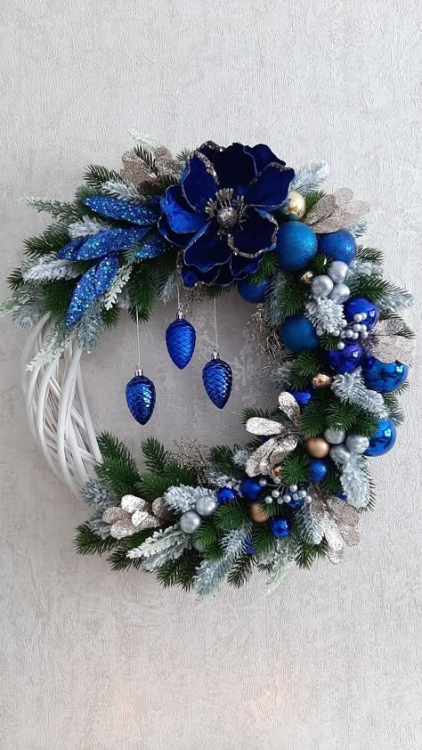 Blue Winter Wreaths For Front Door, Blue Christmas Wreath Ideas, Christmas Wreaths Blue, Blue Christmas Wreath, Pretty Christmas Decorations, Blue Christmas Decor, Christmas Flower Arrangements, Christmas Decorations Wreaths, Christmas Floral Arrangements