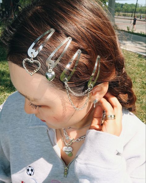 Hairstyle idea, silver clips, snap clips hair inspo Hairclip Photoshoot Ideas, Metal Hair Beads, Chain Hair Clip, Silver Hairclips Hairstyle, Hair Accessory Hairstyles, Cute Hair Clip Hairstyles, Silver Hair Clips Hairstyles, Silver Clips In Hair, Dangly Hair Clips