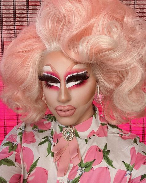 Trixie Mattel’s Instagram photo: “who could ever - also NEW lipstick from @trixiecosmetics !” Boots Makeup, Pink Runway, Best Drag Queens, Extreme Makeup, Rupaul Drag Queen, Trixie Mattel, Drag Queen Makeup, Trixie And Katya, Drag Makeup