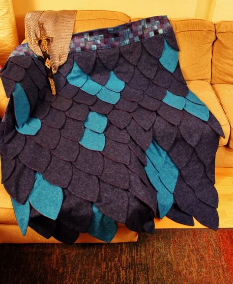 Diy Dragon Scales, Dragon Quilts, Dragon Cloak, Anniversary Book Ideas, Dnd Gift Ideas, Dragon Scales Pattern, Tail Tutorial, Interesting Quilts, Dragon Quilt