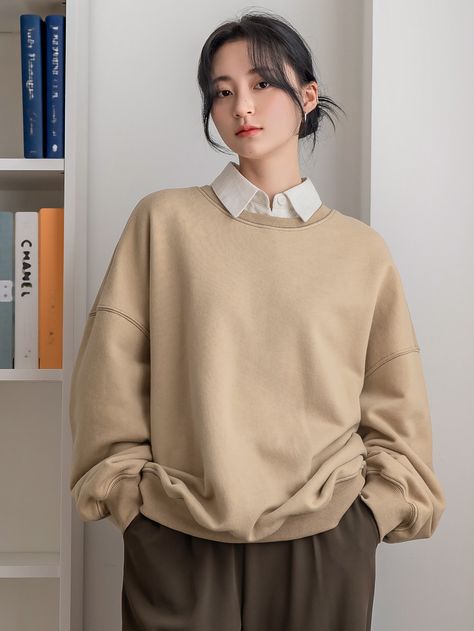 Plain Sweatshirt Outfit Aesthetic, Shirt And Sweater Outfit For Women, Women Sweatshirts Outfits Casual, Khaki Sweatshirt Outfit, Sweatshirt Over Collared Shirt Outfit, Styling Sweatshirts Women, Sweat Shirt Outfits Women, Clothing Styles Korean, Plain Sweatshirt Outfit