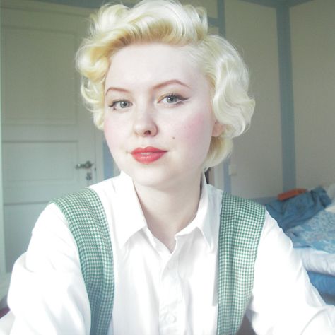 The hair and beauty post by Johanna Öst. The best pin curl guide on the internet. Vintage Pixie Cut, Vintage Short Hair, Pin Curl, 1950s Hairstyles, 1940s Hairstyles, Rockabilly Hair, How To Curl Short Hair, Pin Curls, Pin Up Hair