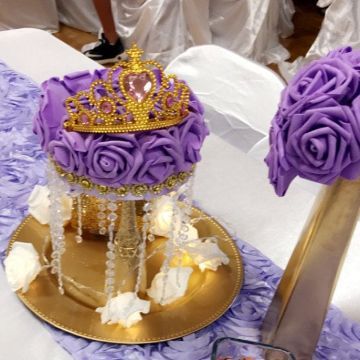 centros de mesa con coronas doradas Crown Centerpieces, Roses Centerpiece, Centerpieces Birthday, Unicorn Centerpiece, Princess Centerpieces, Crown Centerpiece, Elephant Centerpieces, Elephant Cake Toppers, Elephant Cake