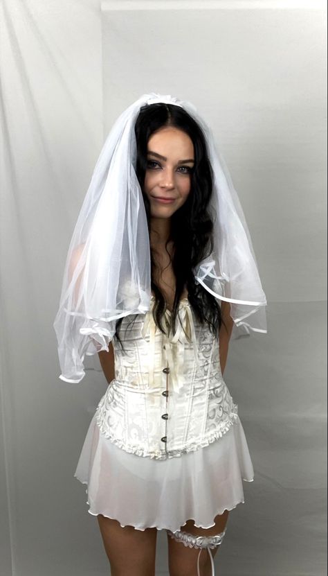 Women’s halloween costume ideas for 2024 - chucky’s bride #halloween #costume #chucky #fashion Chuckys Bride Costume, Bride Costume Ideas, Halloween Costume Chucky, Bride Halloween Costume, Bride Of Chucky Costume, Halloween Bride Costumes, Bride Halloween, Chucky Costume, Vampire Bride