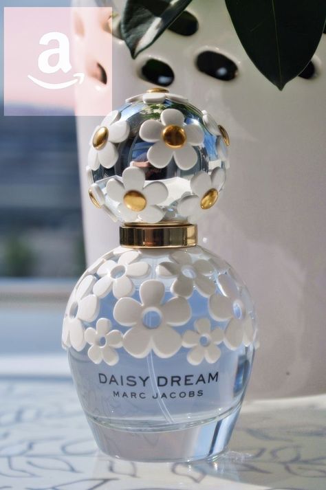 Koleksi Parfum, Alat Makeup, Pretty Perfume Bottles, Fragrances Perfume Woman, Marc Jacobs Daisy, Fotografi Vintage, Perfume Collection Fragrance, Smink Inspiration, Body Smells