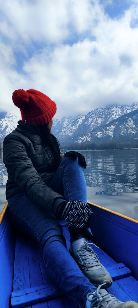 Kashmir Snow Photography, Dal Lake Kashmir Photoshoot, Couple Photo Ideas In Kashmir, Poses For Kashmir, Photos In Kashmir, Kashmir Tour Outfits, Photography In Kashmir, Photoshoot In Kashmir, Mountains Pics Ideas