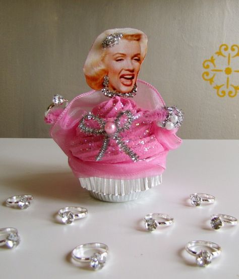 Marilyn Monroe Themed Party, Diamonds Are A Girls Best Friend Party, Marilyn Monroe Party, Best Friend Party, Marilyn Monroe Birthday, 18th Party, Friend Party, Character Cupcakes, Everybody Dance Now