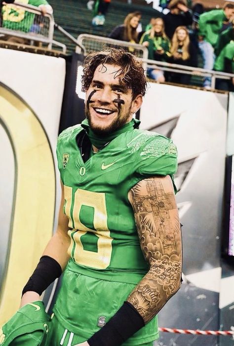 He passed way to soon only 22 and now his beautiful girlfriend is pregnant with a baby boy Spencer Webb, Marcus Mariota, Oregon Football, Nfl Football Pictures, Duck Wallpaper, Football Fever, Oregon Ducks Football, Football Is Life, Football Pictures