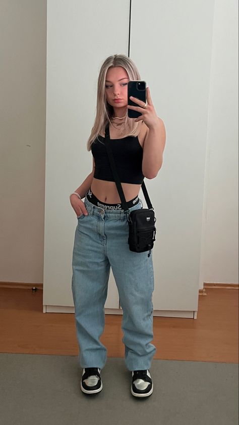 Y2k Blue Jeans Outfit, Y2k Boxers Outfit, Boxer Jeans Outfit, Boxers Outfit Female Jeans, Boxer Under Jeans Outfit, Supreme Boxers Women Outfit, Calvin Klein Jeans Outfit, Boxers Under Jeans Outfit Women, Mon Jeans Outfits