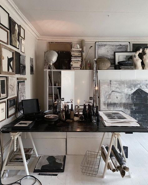 Sara N Bergman (@sara.n.bergman) • Instagram photos and videos Loft Home Office, Industrial Workstation, Desk Industrial, Artist Workspace, Art Studio Space, Artist Loft, Small Home Offices, Creative Workspace, Work Spaces