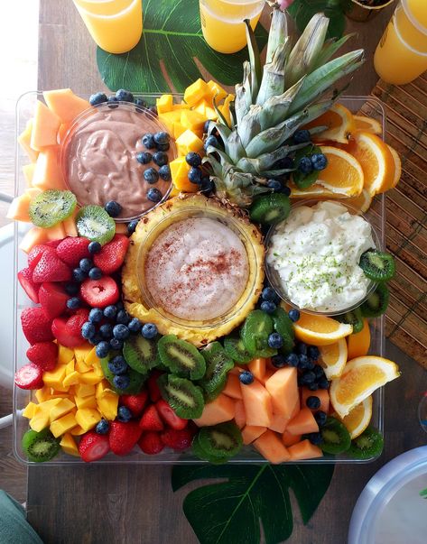 Pineapple On Charcuterie Board, Hawaiian Board Ideas, Luau Themed Charcuterie Board, Hawaiian Cheese Board, Tropical Cheese Board, Tropical Fruit Charcuterie Board, Tropical Theme Charcuterie Board, Hawaii Charcuterie Board, Caribbean Charcuterie Board