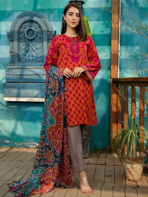 Pakistani Lawn Suits Design, Pakistani Cotton Suits, Pakistani Dresses Online Shopping, Indian Wardrobe, Simple Kurta, Love And Faith, Indian Wedding Gowns, Pakistani Dresses Online, Indian Designer Suits