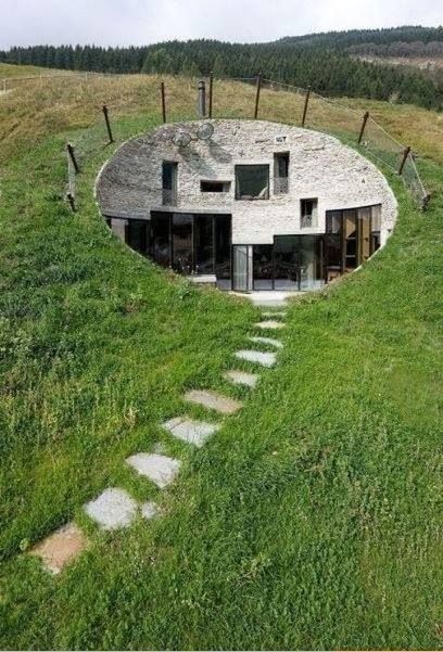 House dugout Case Sotterranee, Therme Vals, Architecture Cool, Underground Homes, Passive Solar, Unusual Homes, Earthship, House Inside, Unique Houses