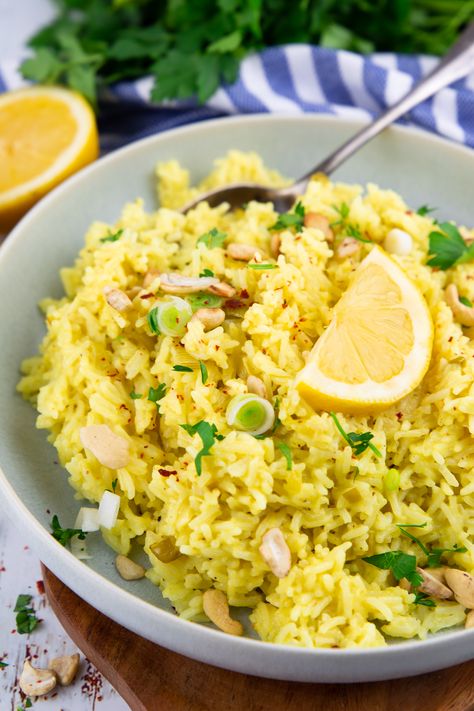 This lemon rice with coconut milk is a flavorful and comforting dish that is perfect for everyone who loves the combination of tangy and creamy flavors. The recipe is incredibly easy, super refreshing, and it makes a great main meal or side dish. 20 minutes is all you need! Cashew Rice, Rice With Coconut Milk, Vegan Crab Cakes, Coconut Milk Rice, Vegan Crab, Milk Rice, Grilled Tofu, Lemon Rice, Meat Alternatives