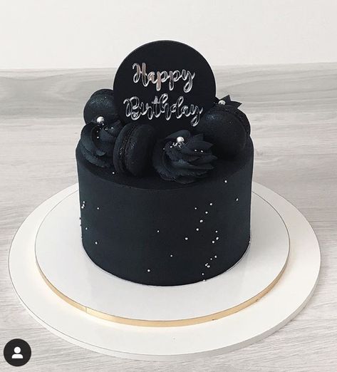 Black One Tier Cake, Beautiful Black Cakes, Small Black Birthday Cake, Cake Birthday Korea Simple Black, Cake Birthday Aesthetic Black, Simple Black Cake, Black Birthday Cake Aesthetic, Black Cake Aesthetic, Black Bday Cake