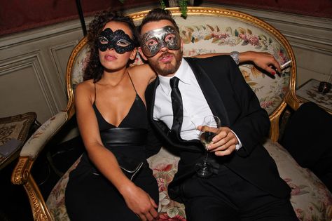 Le Mask Paris, Masked Ball Aesthetic, Masked Ball Outfit, Masquerade Ball Aesthetic, Fancy Face Mask, Thema Party, Mask Ball, Masquerade Outfit, Masquerade Ball Party