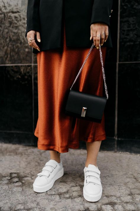 Orange Satin Skirt Outfit, Silk Midi Skirt Outfit, Satin Skirt Outfit Casual, Orange Skirt Outfit, Midi Skirt Fashion, Midi Rock Outfit, Orange Outfits, Satin Skirts, Satin Skirt Outfit