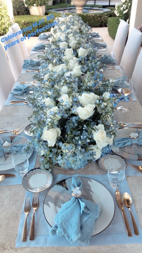 MJ party Kardashian Parties, Blue Dinner Party, 21st Birthday Pictures, Round Table Settings, Dinner Party Table Settings, Blue Dinner, Dinner Party Table, Party Table Settings, Birthday Table