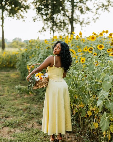 Summer nights ✨🌻 #sunflowerfield Sunflower Photoshoot Black Women, Sunflower Field Photoshoot Poses, Photoshoot In Sunflower Field, Sunflower Farm Photoshoot, Facial Photoshoot, Sunflower Photoshoot Ideas, Sunflower Field Photoshoot, Cottagecore Fits, Sunflower Photoshoot