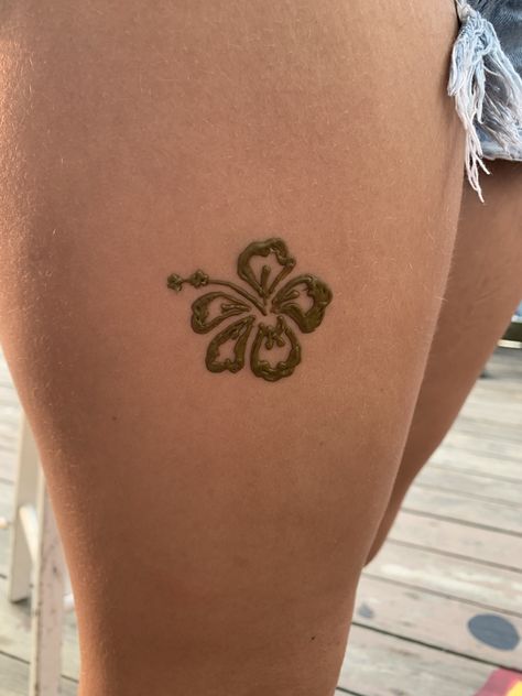 Mini Henna Tattoo Ideas, Trendy Henna Designs 2024, Hena Design Simple Easy Aesthetic, Henna Placement Ideas, Beach Henna Tattoos Summer, Whale Shark Henna, Thigh Henna Tattoo Simple, Henna Designs Beach Theme, Henna Starfish