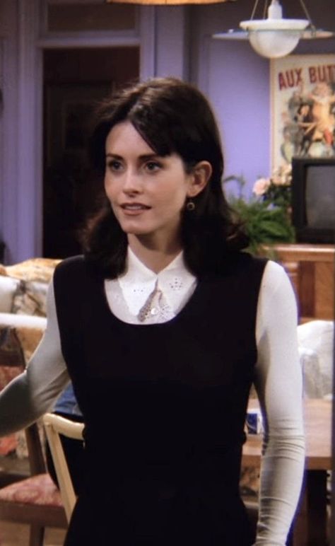 #friends Monica Geller Style, Monica Geller Outfits, Monica Hairstyles, Monica Friends, 90s Beauty, Monica Gellar, 90’s Outfits, 90s Inspired Outfits, Monica Geller