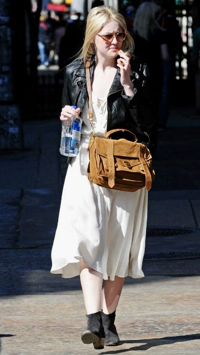 Dakota Fanning Street Style Dakota Fanning Street Style, Dakota Fanning Style, Dakota Style, Street Syle, Dakota Fanning, Spring Fits, Elle Fanning, White Skirt, My Oc