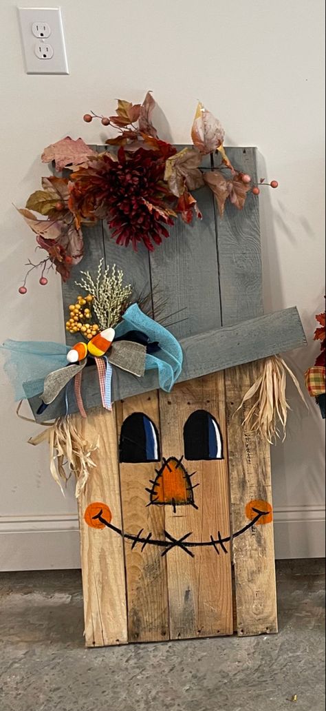 Crow Crafts, Fan Blade Art, Thanksgiving Porch, School Library Decor, Scarecrow Decorations, Scare Crow, Garden Crafts Diy, Fall Thanksgiving Decor, Fall Outdoor Decor