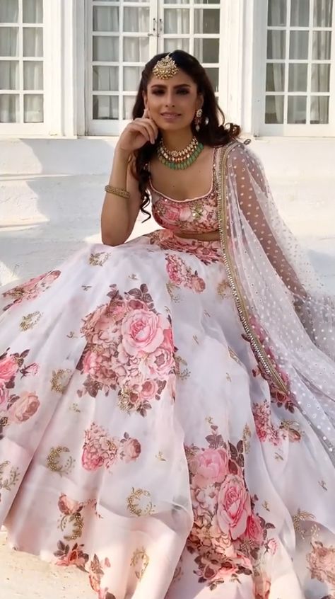 Simple Floral Lehenga Designs, Simple Floral Lehenga, Printed Lehnga Designs, Flower Lengha, Floral Lehngas, Floral Lehangas, Summer Lengha, Maternity Lehenga, Punjabi Bridesmaids Outfits