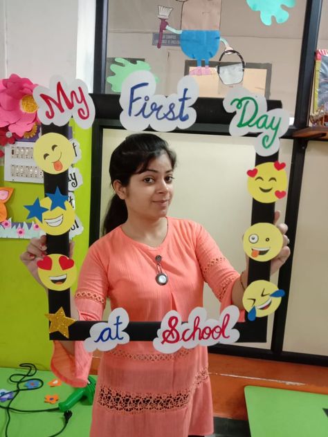 Class Room Activity For Students, Welcome Board Decoration Ideas School Preschool, First Day School Decoration Ideas, Play Group Class Decoration Ideas, Welcome Craft Ideas, Admission Open Board Decoration, Lkg Class Decoration Ideas, Playgroup Class Decoration, Orientation Day Decoration