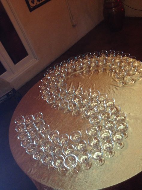 Champagne table display. Champagne Table Display, Food Setup, Round Table Centerpieces, Champagne Table, Coquette Party, Brunch Party Decorations, Brunch Decor, Wedding Drinks, Phd Graduation