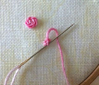 Humming Needles: Stem Stitch Rose with Knotted Center - Tutorial Stem Stitch, Embroidery Lessons, Crazy Quilting, Needlepoint Stitches, Embroidery Book, Embroidery Stitches Tutorial, Pola Sulam, Brazilian Embroidery, Japanese Embroidery