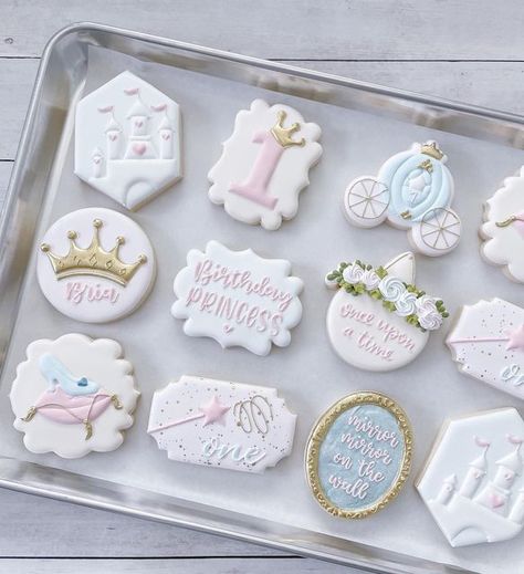 Audrey O’Shanna on Instagram: "Pretty pastels for a pretty princess👑🤍✨ . . #SugarCookies #DecoratedCookies #ShortbreadCookies #RoyalIcing #EdibleArt #Chicago #WindyCityCookies #ShopLocal #HomeBaker #SmallBusiness #ShopSmall #ChicagoCookies #ChicagoBaker #PrincessCookies #MirrorCookies #CrownCookies #BirthdayCookies #CastleCookies #WandCookies" 1st Birthday Princess Cookies, Princess Theme Cookies, Princess Cookies Decorated, Princess Birthday Cookies, Princess Sugar Cookies, Disney Princess Cookies, Truck Cookies, Crown Cookies, 1st Birthday Princess