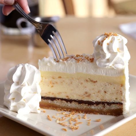 The Cheesecake Factory Has a New Coconut Cream Pie Cheesecake With Layers of Goodness Coconut Cream Pie Cheesecake, Christmas Dessert Menu, National Cheesecake Day, Cheesecake Factory Copycat, Coconut Macaroon, Cheesecake Factory Recipes, Pecan Cheesecake, Coconut Cheesecake, The Cheesecake Factory