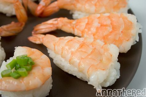 shrimp and rice sushi Shrimp Nigiri, Resep Sushi, Rice Sushi, Shrimp Sushi, Sushi Love, Sushi Sushi, Sushi Party, Shrimp And Rice, Homemade Sushi