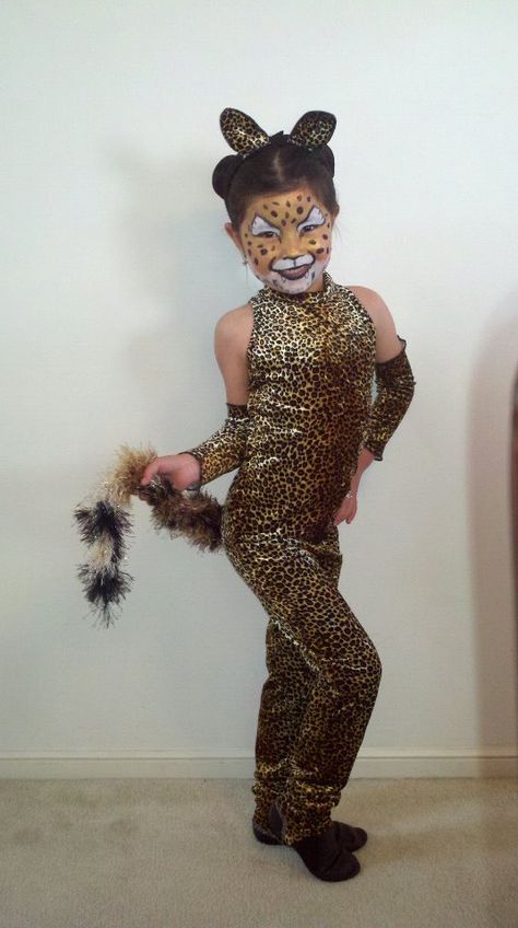 Glue Dots & Glitter: Cheetah costume and makeup Kids Cheetah Costume, Diy Christmas Plate, Cheetah Halloween Costume, Cheetah Halloween, Cat Girl Costume, Cheetah Costume, Fancy Dress Competition, Leopard Costume, Diy Costumes Kids