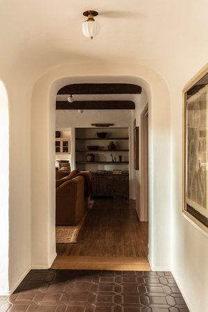 Paul Williams Spanish Colonial Revival Residence — X Beltran Architects Spanish Bungalow Interior, Spanish Modern Living Room, Spanish Revival Interior, Modern Spanish Revival, Spanish Colonial Decor, Colonial Interior Design, Spanish Colonial Revival, Spanish Interior, Spanish Revival Home