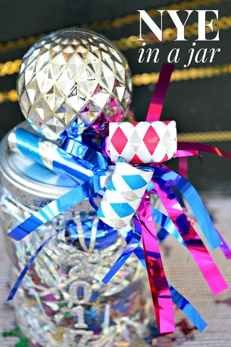 NEW YEAR’S EVE IN A JAR New Years Eve Gift Basket, Diy Streamers, Gold Mason Jars, Diy Tassel Garland, Party Horns, Gatsby Themed Party, Jar Centerpieces, Wine Bottle Candles, Black Balloons