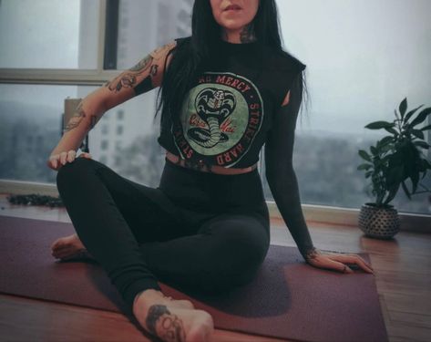 Goth Yoga Outfit, Goth Yoga Aesthetic, Goth Workout Outfits, Alt Gym Outfits, Goth Athleisure, Alt Girl Style, Black Leggings Outfit Winter, Goth Yoga, Winter Outfits Casual Leggings