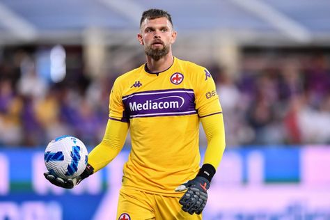 Fiorentina are lining Alessio Cragno up for a possible January transfer to replace Bartlomiej Dragowski, who Newcastle United boss Eddie Howe reportedly loves, per Calciomercato.... The post Report: Club have replacement lined up for £13k-a-week star Newcastle boss Howe loves appeared first on HITC. Robert Lewandowski Poland, Eddie Howe, Transfer Window, Newcastle United, Borussia Dortmund, Newcastle, Manchester United, Sports Jersey