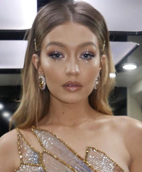 rachel on Twitter: "i recreated gigi hadids 2018 met gala look🥺🥺… " Patrick Ta, Versace Style, Celebrity Makeup Looks, Summer Makeup Looks, Celebrity Makeup, Makati, Prom Makeup, Peinados Faciles, Summer Makeup