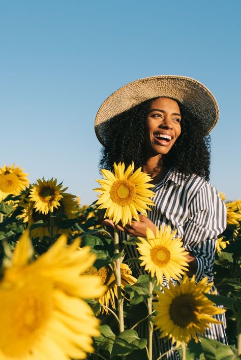 Sunflower Field Photography, Sunflower Field Pictures, Person Photography, Flower Photoshoot, Happy Photography, Happy Black, Sunflower Field, Lifestyle Habits, Fashion Photography Poses