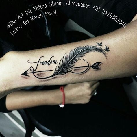 Tattoo Plume, Tattoo Feather, Name Tattoos On Wrist, Freedom Tattoos, Arrow Tattoo Design, Peacock Feather Tattoo, Feather Tattoo Design, Tattoo Quotes For Women, Infinity Tattoos