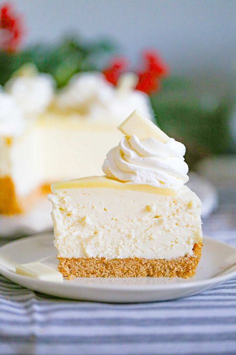 Indulge your taste buds with this easy No Bake White Chocolate Cheesecake recipe. This creamy cheesecake is enhanced with the sweet flavor of white chocolate and topped with a rich white chocolate ganache, making it the perfect dessert that’s sure to be a hit with your guests! No Bake White Chocolate Cheesecake, Chocolate Ganache Cheesecake, Reese Peanut Butter Pie, White Chocolate Cheesecake Recipes, Baked White Chocolate Cheesecake, Chocolate Covered Graham Crackers, Chocolate Silk Pie, Chocolate Cheesecake Recipe, Bake Banana