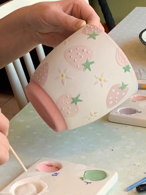 Jar Ceramic Design, Tea Set Painting Ideas, Pottery Painting Ideas Teapot, Kawaii Pottery Painting Ideas, Clay Cafe Painting Ideas Easy, Girly Pottery Painting, Pottery Drawing Ideas, Cute Color Me Mine Ideas, Matching Pottery Painting Ideas